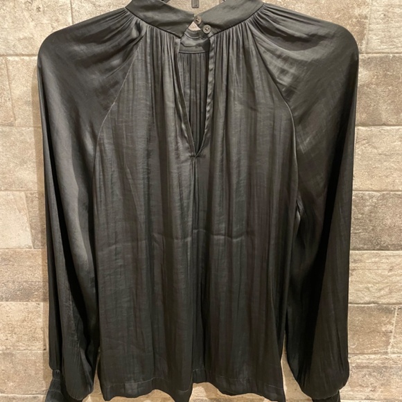 ❤️ GAP SATIN BLACK MOCK NECK PLEATED TOP SIZE XS NEW - Picture 4 of 6